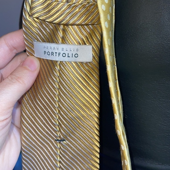 Perry Ellis portfolio 100% silk yellow and silver striped and a few spots - Picture 6 of 8